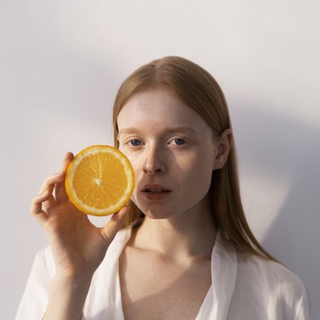 mujer-tiro-medio-rodaja-naranja